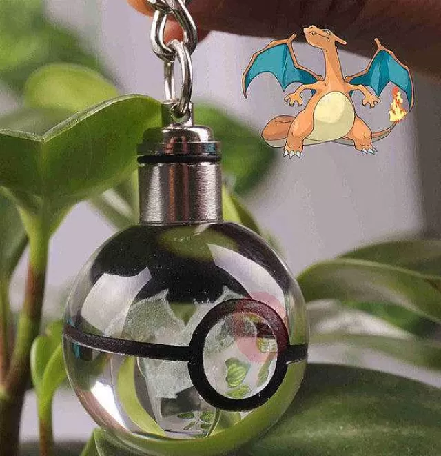 Sonstiges Merchandise-Pkm.store Pokeball Anhanger Mit Pokemon Motiven Und Farbwechsel