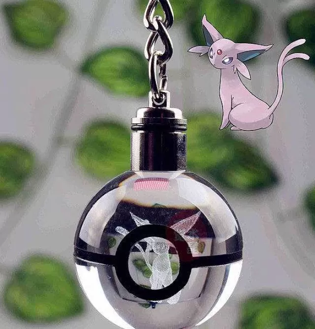 Sonstiges Merchandise-Pkm.store Pokeball Anhanger Mit Pokemon Motiven Und Farbwechsel